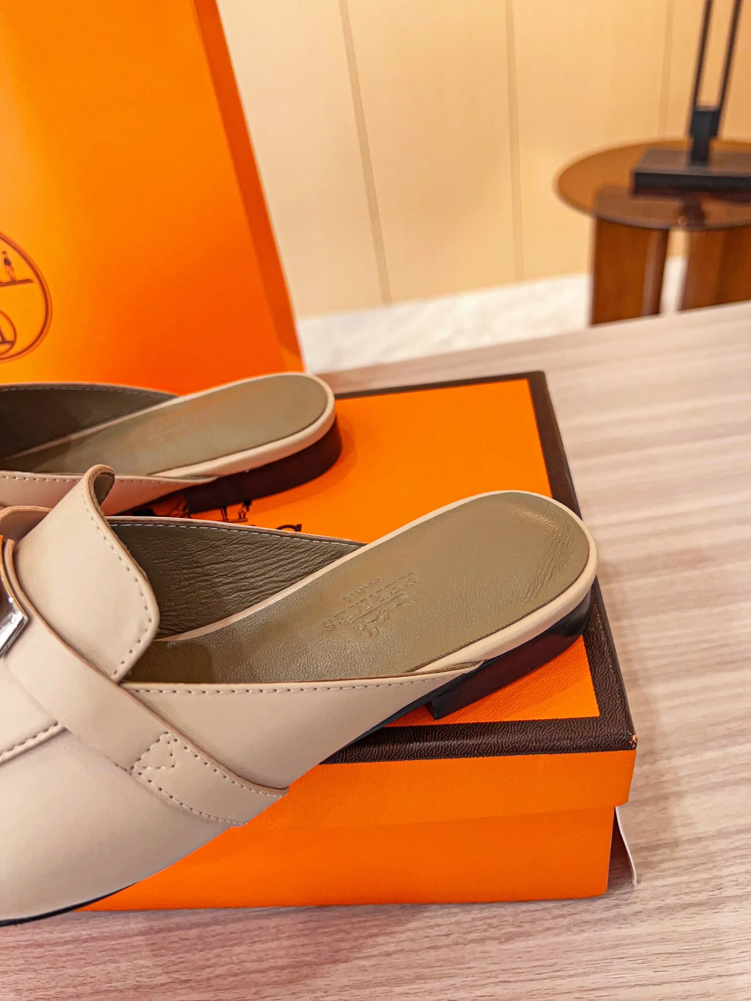 👟👟Ex-factory price 560👟👟 🐎2023 top product Hermes new genuine handmade shoes, purely handmade, a must-collect item! The perfect holiday accessory! Our pursuit of quality products is always the best! Don't give in! Comfort and originality, not following trends, and not deliberately expressing oneself are the consistent pursuits of Hermes and its fans! [Material] ✅Upper: Hermers original calfskin ✅Foot pads: Made of imported original fabric 5D color printed pads ✅Outsole: Italian genuine leather outsole (pursuing top walking comfort) [Number of codes] 34-42 [Packaging] Comes with a full set of original packaging, code 35-42